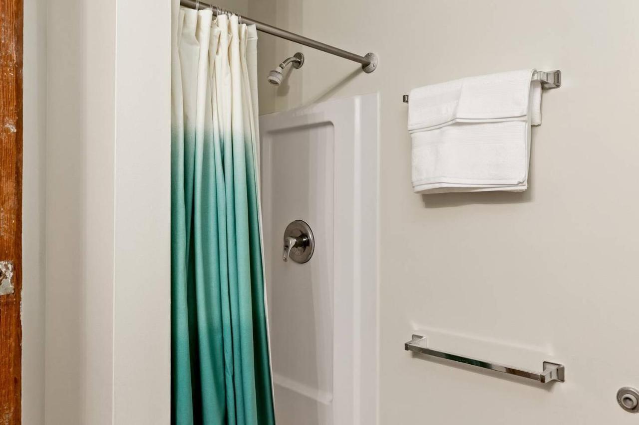 Trifecta Historic Brick 2Br Getaway Superhost Lejlighed Durham Værelse billede